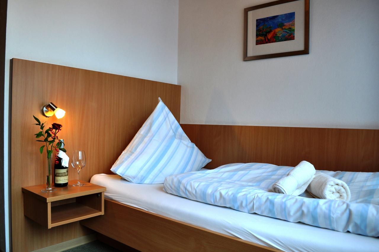 Hotel Meyerhoff Ostrhauderfehn Buitenkant foto